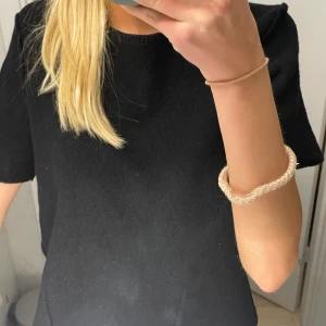 Kortärmad stickad tröja - Säljer denna kortärmade stickade tröja ifrån & other stories😍 verkligen så fin och en must have till hösten!!!💘💘💘