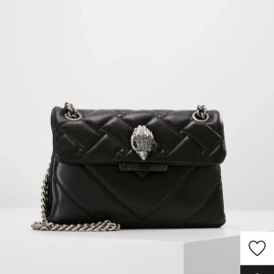Kurt väska  - Säljer denna skit snygga väska från Kurt geiger älskar denna men får inte så mycket andvändning av den skulle kunna tänka mig byta mot någon annan väska inga platta zadig väskor däremot❤️