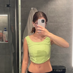 Korsett topp💚 - Jätte fin korsett topp från collusion. Den är stel i materialet. Ljusare neon grön. Jag har c kupa och den sitter väldigt tajt o på gränsen till att knappt kunna andas😬 så mindre cupa än c är recomend i denna topp! 