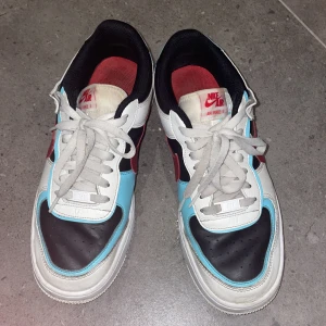 Nike - Säljer mina gamla Nike för att de ej kommer till användning. Köpta för 1,5 år sen och har använts vid 10 tillfällen, nypris när jag köpte de var 1500kr och säljer nu för 800kr!! De är i väldigt fint skick och har ingen skada.💓