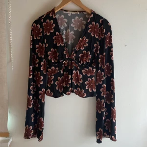 Topp - Jättefin topp från pull and bear❤️använd ett fåtal gånger men är som ny, jätte fin och gullig❤️