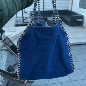 Stella McCartney väska - Intressekoll på min superfina och unika stella väska. Säljer endast vid bra bud! Nypris runt 8500 kr