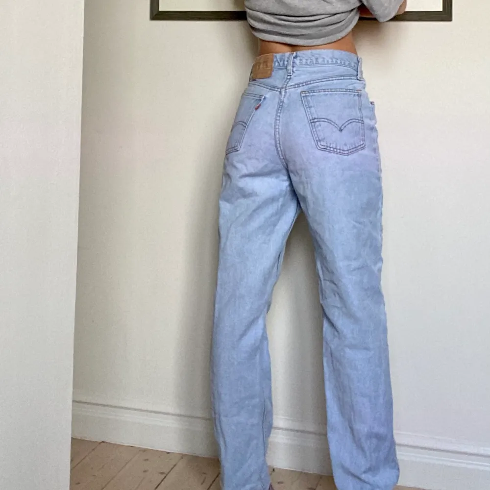 Supersnygga jeans fr Levis 🌸  Kolla tredje bilden för tydligare uppfattning om längd, (Jag är 164cm lång). 32 i längd tror jag☺️ nypris : 1119kr . Jeans & Byxor.