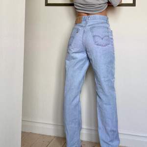 Supersnygga jeans fr Levis 🌸  Kolla tredje bilden för tydligare uppfattning om längd, (Jag är 164cm lång). 32 i längd tror jag☺️ nypris : 1119kr 