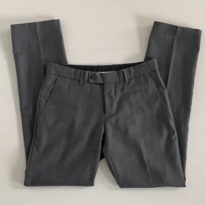 Kostymbyxor  - Bläck kostymbyxa, Dresstrouser. Size 46. I Sharkskin tyg. Bra skick som ny.  Measurements: Waist: 41cm Outseam: 101cm Inseam: 80cm Leg opening: 19cm