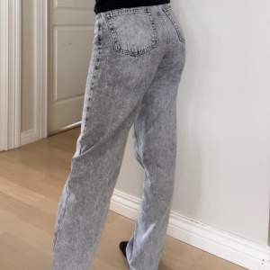 Slutsålda jeans från young gina! Fina både som low och high waist, storlek 164 men känns mer som xs eller 32💕💕