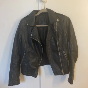 Skinnjacka ZARA - Skinnjacka från Zara i fint skick, strl M passar Xs/s 