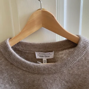 Stickad tröja - Jättesnygg stickad tröja ifrån &other stories som är helt slutsåld, och oanvänd med lapp kvar, helt ny! Nypris: 790kr, säljer direkt för 650kr❤️