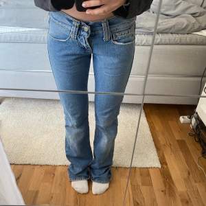Säljer dessa såå snygga lågmidjade låånga jeans då de tyvärr inte passar mig så bra  :( Tryck inte på köp direkt 🫶🏼 (jag är 164 cm lång)