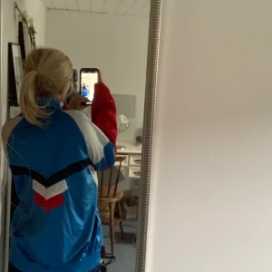 Adidas oversized track top - Säljer en cool retro track top från adidas. Står ingen storlek i men skulle säga den är i M ungefär. Jag brukar vanligtvis används S i tröjor så den är lite baggy på mig💕 mycket fint skick och knappt använd, skriv privat om fler bilder och frågor💗