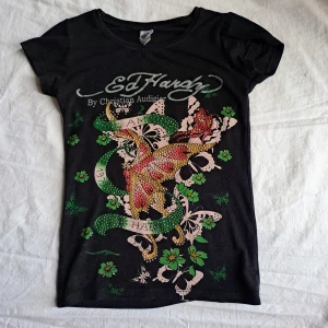 Ed Hardy Topp - Ed Hardy tröja med rhinestones i storlek S. Knappt använd och i fint skick. Skriv för fler bilder