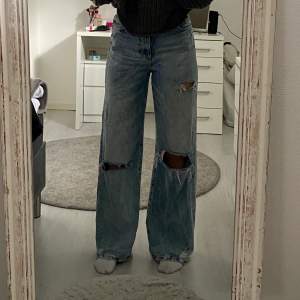 Säljer mina jätte snygga bershka mid waist jeans då dem inte kommer till användning. Är 168 och jeansen passar mig jätte bra. 