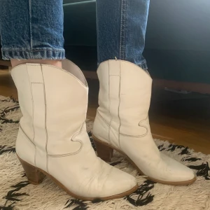 Vita boots - Vintage cowboy boots. Hittade i mammas garderob från 70-talet 😋. 