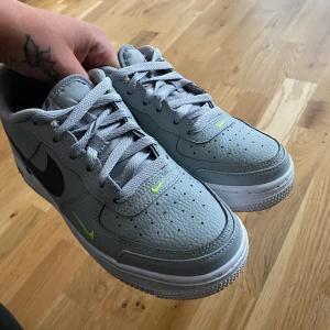 Nike Air Force 1 - Sjukt feta Nike Air Force 1 som inte säljs längre, köpte tyvärr för små så hann använda de knappt 3 gånger. Feta nikedetaljer i neon och flärpar på baksidan av hälen. Nypris 1600kr 