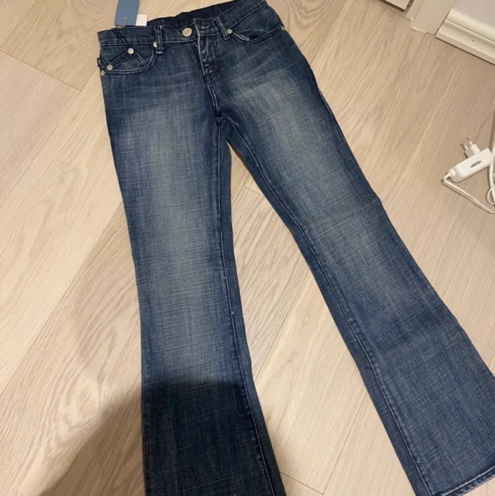 As snygga Rock&Republic jeans med as coola fickor! Köpta här på Plick men säljer då de tyvärr var för små på mig!💓 Prislappen kvar!! Skriv gärna om ni undrar något!! Bilderna är tagna från förra ägaren💗 Tryck snälla inte på köp nu<3 Jeansen+frakt🫶💓. Jeans & Byxor.