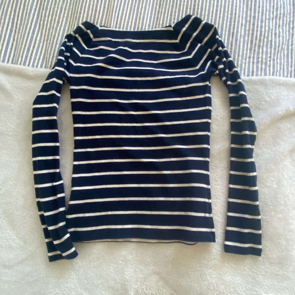 Säljer denna snygga långärmade tröjan i storelk XS. Haft den i några år nu men har nästan aldrig använt den. Tröjor & Koftor.
