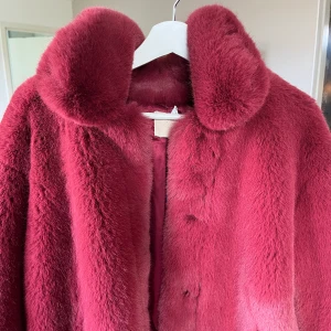 Så fin och mysig höst jacka  - Säljer denna inprincip oanvända pälsjacka med en så snygg höstig röd färg. Storlek M men passar S också