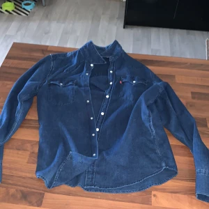 Levis jeans långarmad tröja - En superfin Levis jeans tröja. Kom med bud!