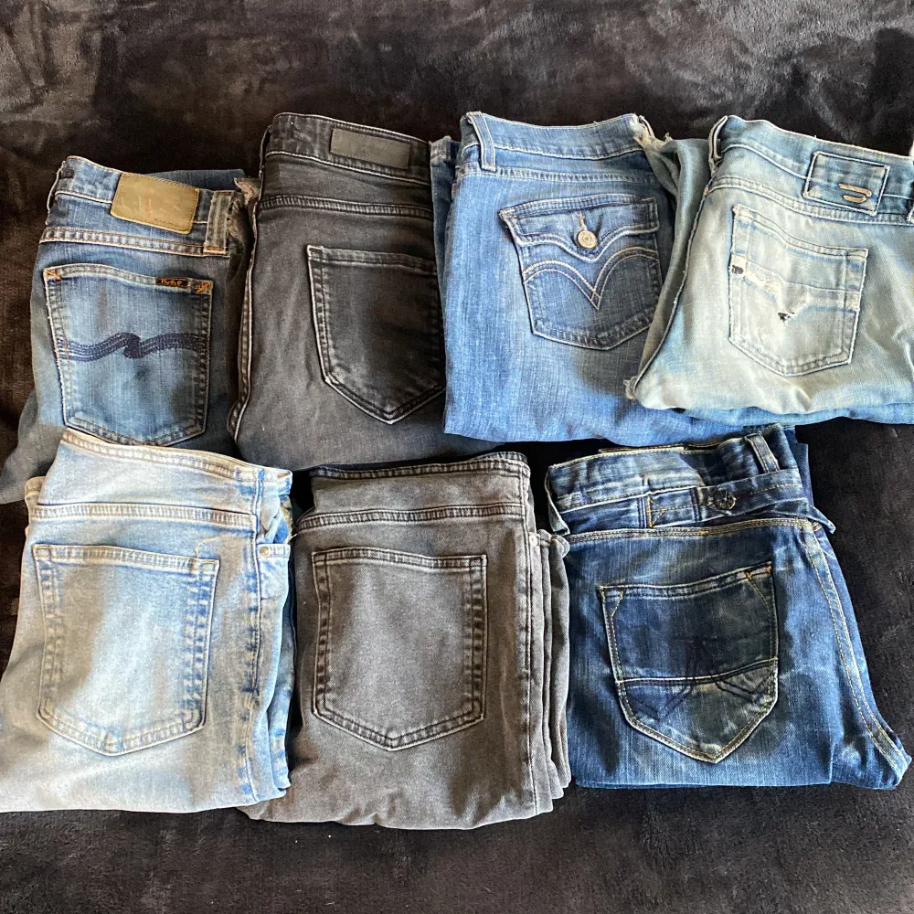 ALLA JEANS FINNS SOM ENSKILDA ANNONSER 💙 Säljer nu sju par lågmidjade jeans! Från märken som bland annat Levis, Nudie och Zara. De flesta är bootcut men har även rakare.  💙 Hör av er vid frågor. . Jeans & Byxor.