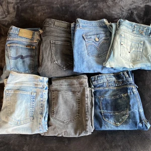 LÅGMIDJADE JEANS!! - ALLA JEANS FINNS SOM ENSKILDA ANNONSER 💙 Säljer nu sju par lågmidjade jeans! Från märken som bland annat Levis, Nudie och Zara. De flesta är bootcut men har även rakare.  💙 Hör av er vid frågor. 
