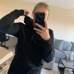Svart hoodie  - Säljer en svart hoodie ifrån H&M i storleken XS. Den är använd men fortfrande fin 