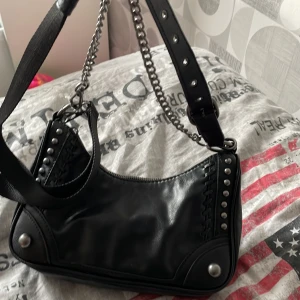 Rock väska från zara.  - En väska från zara från deras kollektion rock. Aldrig använd och är i väldigt bra sick. 