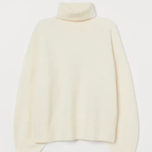 Stickad tröja  - En vit stickad tröja med polokrage och pärlor vid armleden. Andvänd.