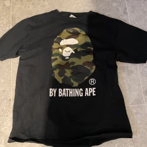 Bape t-Shirt - Bape tröja i bra skick.   Använd några gånger, köpt i bape butik i London.   Storlek M men passar även small  Nypris: 1299 kr   Mitt pris: 500 kr   Pris kan diskuteras vid snabb affär.   Skickas via postnord