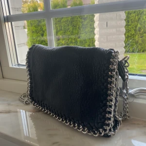 Väska - Säljer min fina tiamo väska då den inte kommer till någon användning längre. Hör av er för frågor/bilder. 