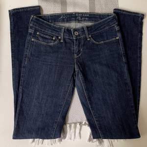 Säljer ett par low waist jeans från Levi’s. Storlek 25/32. Midjemått 35cm (tvärs över) och innerbenslängd 78cm. Byxorna är i fint skick! Fin mörkblå denim färg ☺️material: 91% bomull 8% polyesterfiber 1% elastan. Stretchiga och sköna på 🥰