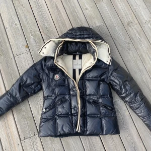 Moncler jacka - Säljer nu min fina vinterjacka! Skitcool modell med vitt på hela insidan. Köpte den på second hand och vet därför inte om den är äkta eller inte tyvärr. Kom gärna med bud!🥰