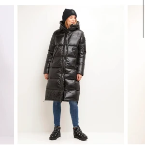 8848 JACKA - Helt ny svart dunjacka från märket 8848 altitude. Den är testad en gång och lappar är kvar, den är i strl 38 men passar mig som är en XS/S. Köptes för 2999kr säljes för 2600kr, kan sänka vid snabb affär.  Säljer pga hittat en annan jacka.