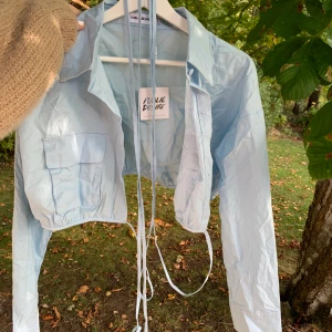 Söt skjorttopp - Aldrig använd, band som man knyter runt magen. Liten i storlek