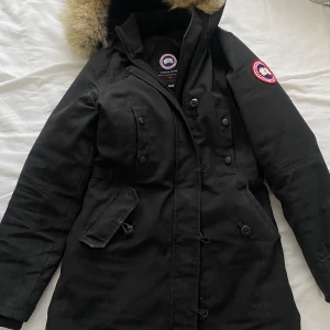 CANDA GOOSE DAM LONG 3500kr - Tyvärr har denna fina jackan blivit för liten för mig. Den är i storlek xxs men funkar också på xs. Jag ska flytta och behöver göra  mig av med onödig vikt då jag hämtat en ny jacka. Jag kan mötas upp vart som helst i malmö eller frakta jackan