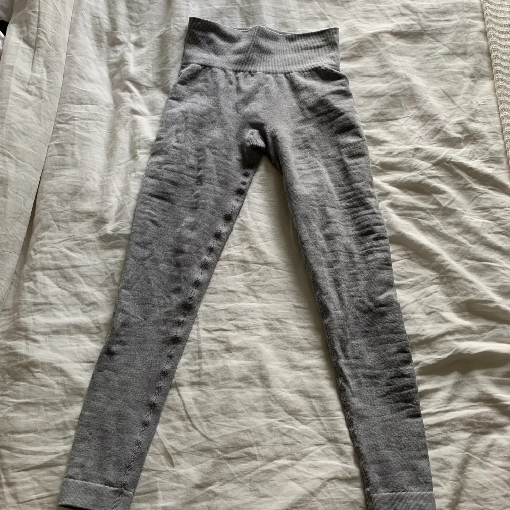 Gråa gymshark camo seamless leggings. De var limited edition så säljs inte längre på hemsidan. Mycket bra skick då jag inte använder ljusa träningskläder🤍🤍. Jeans & Byxor.