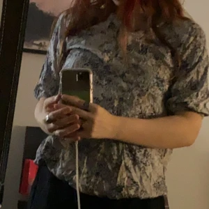  Blommig blouse  - En tröja jag fått från jobbet men aldrig andvänt :( otroligt skönt material bara inte riktigt min stil.. 