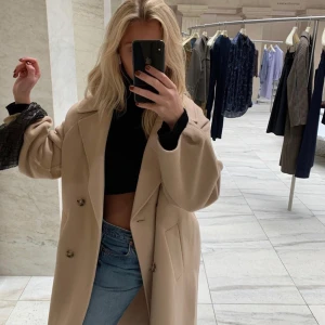 Zara Kappa - Säljer min jättefina zara kappa. Storlek XS men oversized i modellen. Originalpris 1595 kr.