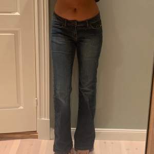 Snygga Low waist bootcut/ straight leg jeans i storlek 28. Jeansen har en mellan blå tvätt och är i ett stretchigt material, därav passar de nog storlek 29/30 också. 