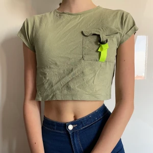 Topp - T-shirt från h&m! Använd , men inga tecken på användning! Frakt tillkommer på 26kr