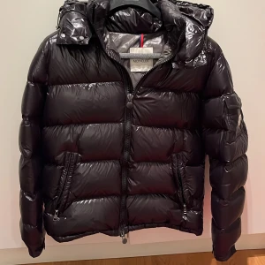 Moncler maya storlek 4  - Svart Moncler maya. Köptes för två år sedan och säljer pågrund av att den inte används längre. Pris kan diskuteras!