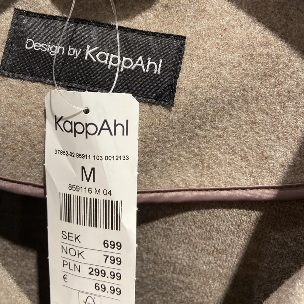 Populär kappa från Kappahl, nypris - 699 säljes för 399💓väl använd men inget som syns. Perfekt nu till våren😇. Jackor.