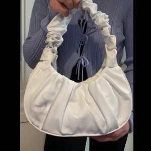 Vit väska  - Jätte fin vit väska, defekt finns och den har svarta märken som man kan se på bilden (har inte försökt få bort).