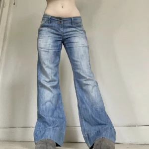 Baggy low jeans - Köpte dessa på plick förra veckan men tyvärr passar de inte mig:) Bilderna är från förra ägaren! Kontakta gärna för mer info❤️