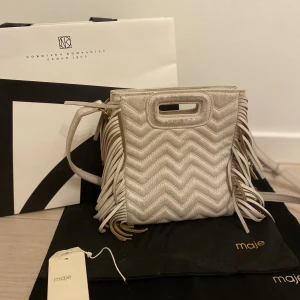Maje väska - Säljer min älskade lilla maje väska, som inte längre kommer till användning💘💘Välanvända och sliten i skinnet, därav priset. Köpt på Nk för 2449 kr🌟Kedja ingår ej. Dushbag osv ingår. Skriv för fler bilder eller frågor💕