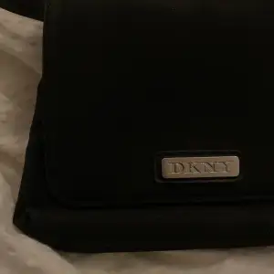 Svart DKNY crossbody väska💕