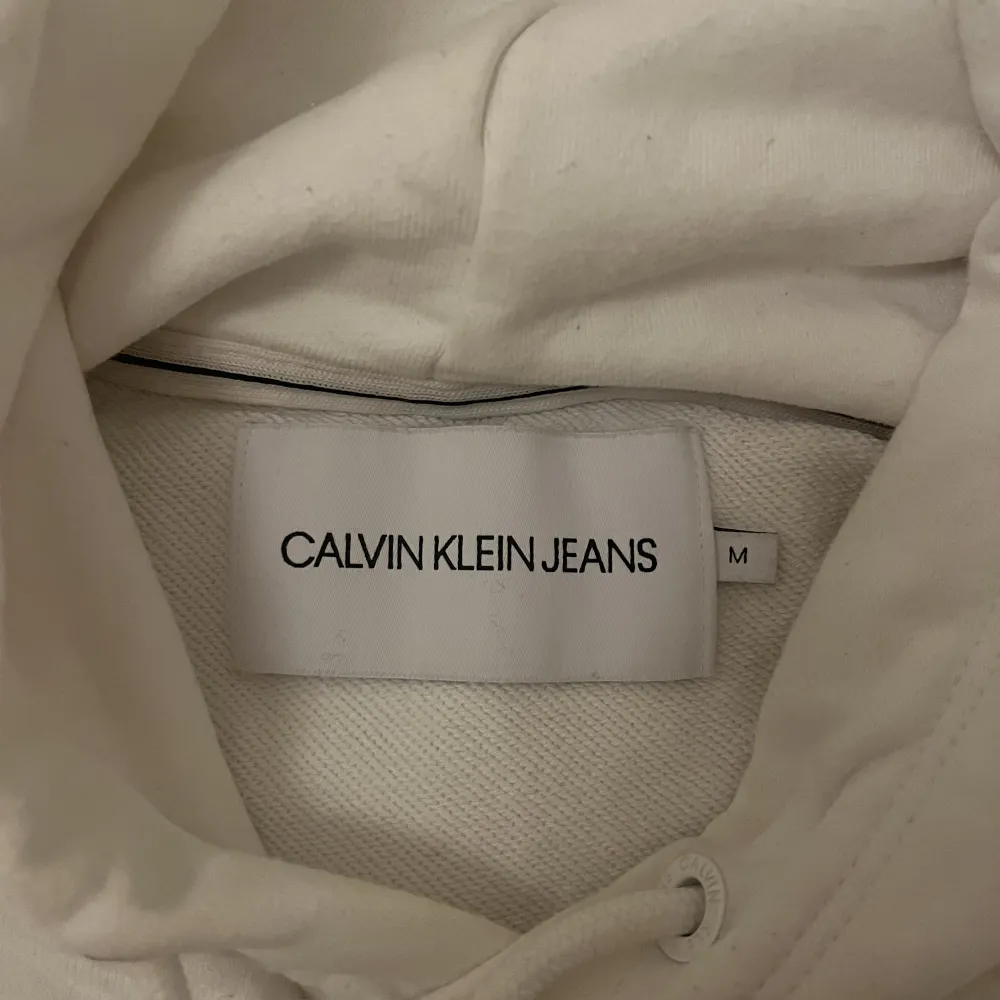 jättefin Calvin klien hoodie som ej kommer till användning, hör av er om ni vill ha mer bilder eller om ni är intresserade💘💘. Hoodies.