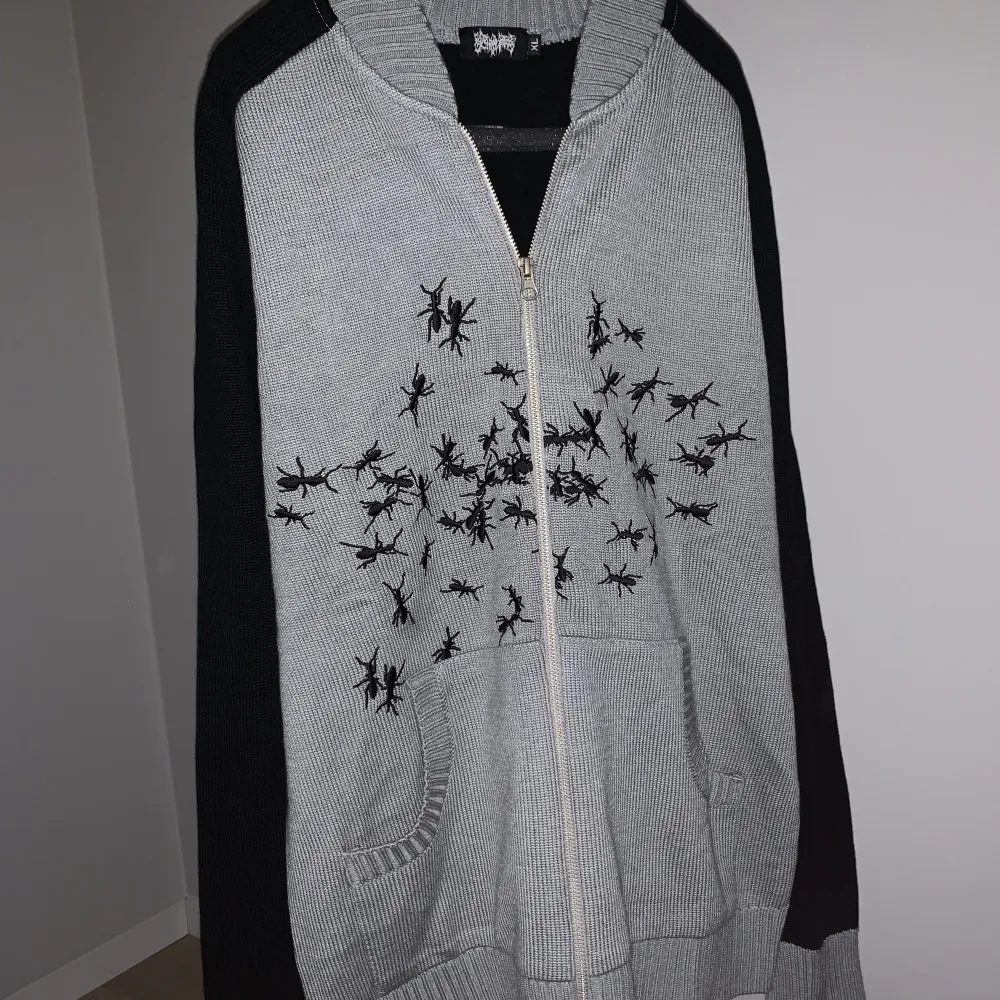 Zipknit Sweater Size XL (sitter som M).                                Helt oanvänd, DMa vid frågor. Tröjor & Koftor.