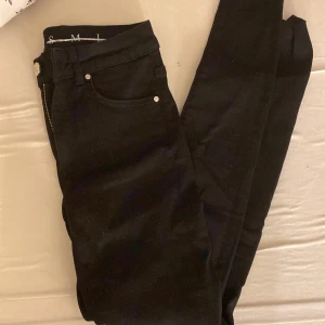 BikBok jeans - never denim (svarta) - Ett par helt oanvända svarta jeans från BikBok, super fina och är i storlek XS. Eftersom dem inte är använda är dem fortfarande kolsvarta också. Byxorna går ner till anklarna. 