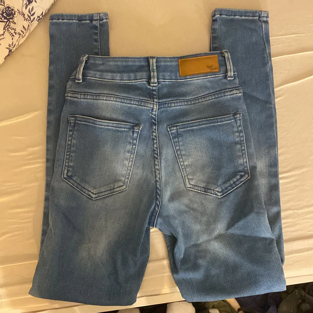 Ett par super fina blå jeans från bikbok, inga defekter alls! Sitter fint på kroppen, storlek XS . Jeans & Byxor.