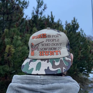 ”Work is for people who don’t know how to hunt” cap - Vintage keps med rolig text